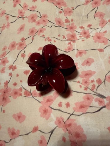 Customer photo review of Flower Haarklammer - Bordeaux Red (Limited Edition)