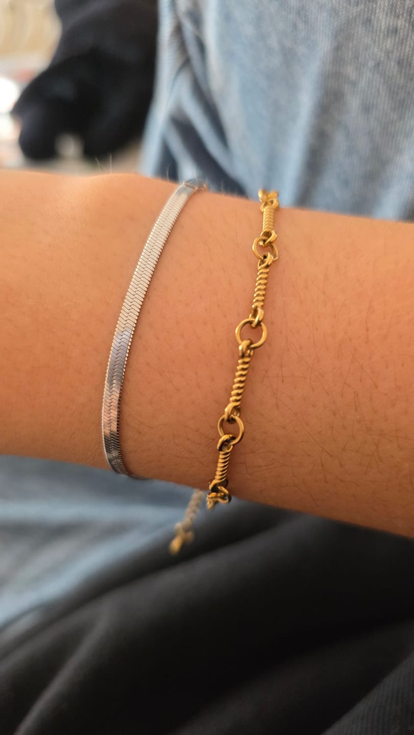 Customer photo review of Sarya Snake Chain Gold Bracelet