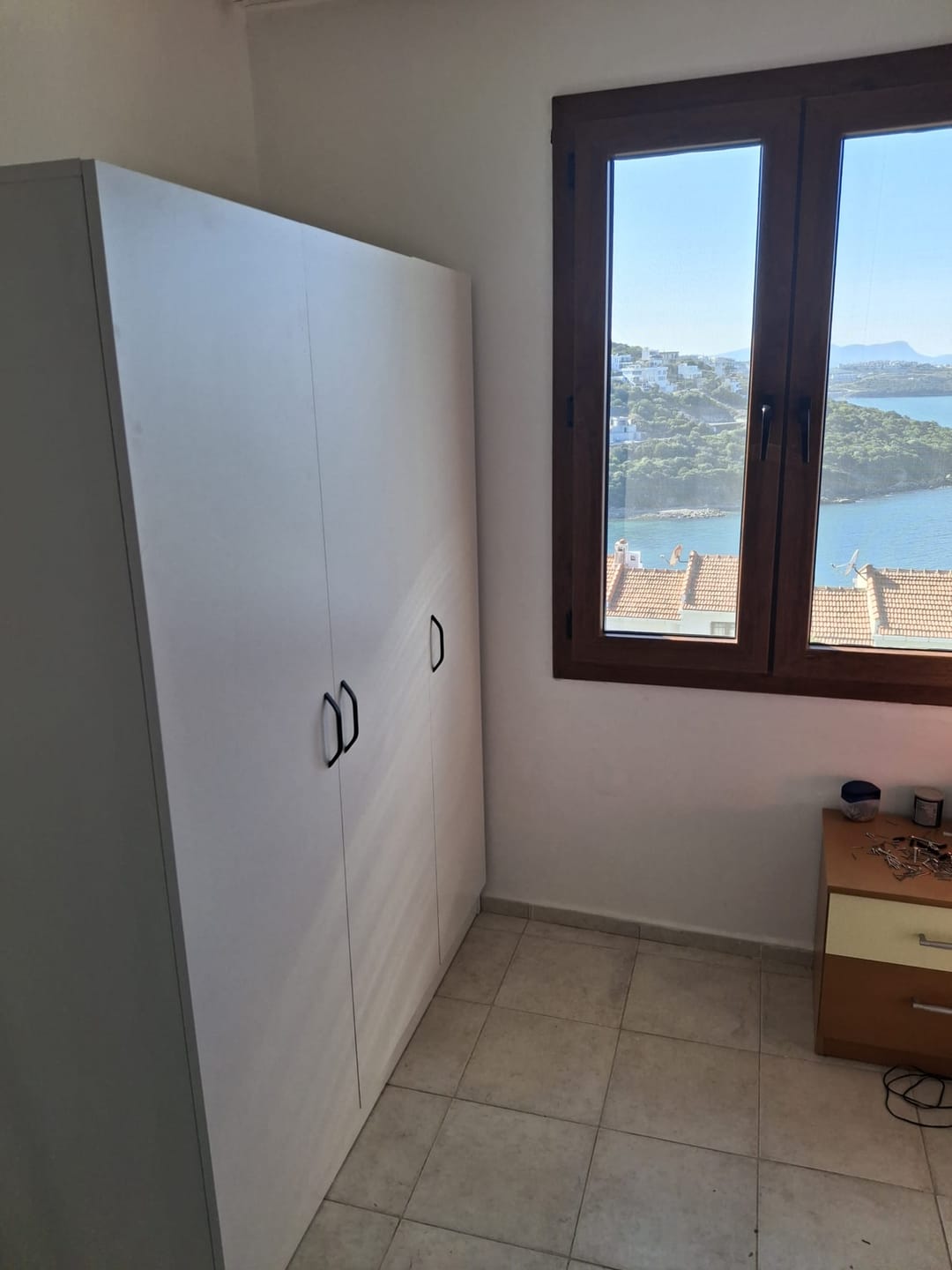 Customer photo review of Rani BA105 Yüklük 3 Kapaklı 8 Raflı Yatak Yorgan Yastık Saklama Dolabı Beyaz