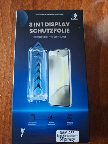 Kunde zeigt die Produktverpackung für die 3 in 1 Schutzfolie für Samsung.