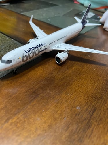 Customer's Gemini200 Lufthansa A321neo model with '600th Airbus' livery shown on a wooden table.