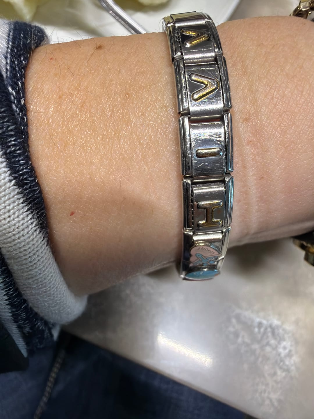 Customer photo review of Charm Inicial Con Borde Dorado