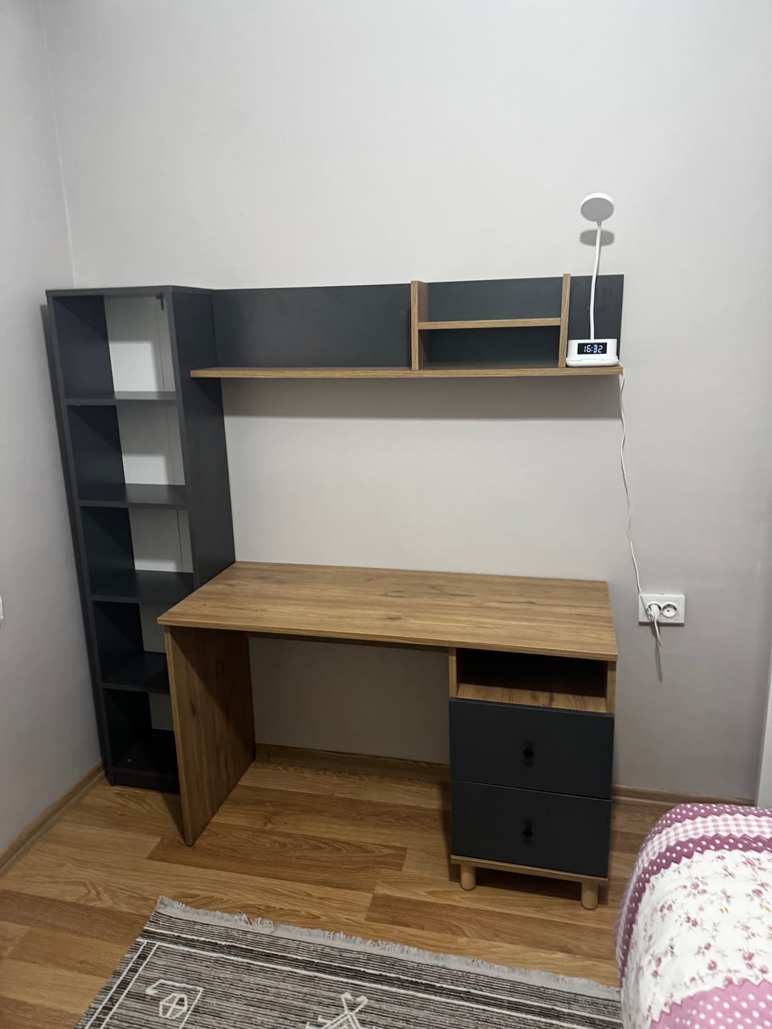 Customer photo review of Rani HA115 Çekmeceli Kitaplıklı Çalışma Ofis Bilgisayar Masası Sepet Ceviz - Antrasit