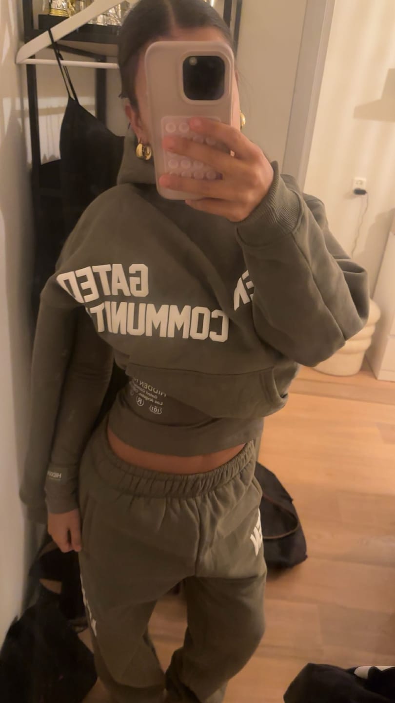 Customer photo review of LABEL LONGSLEEVE TOP SAGE