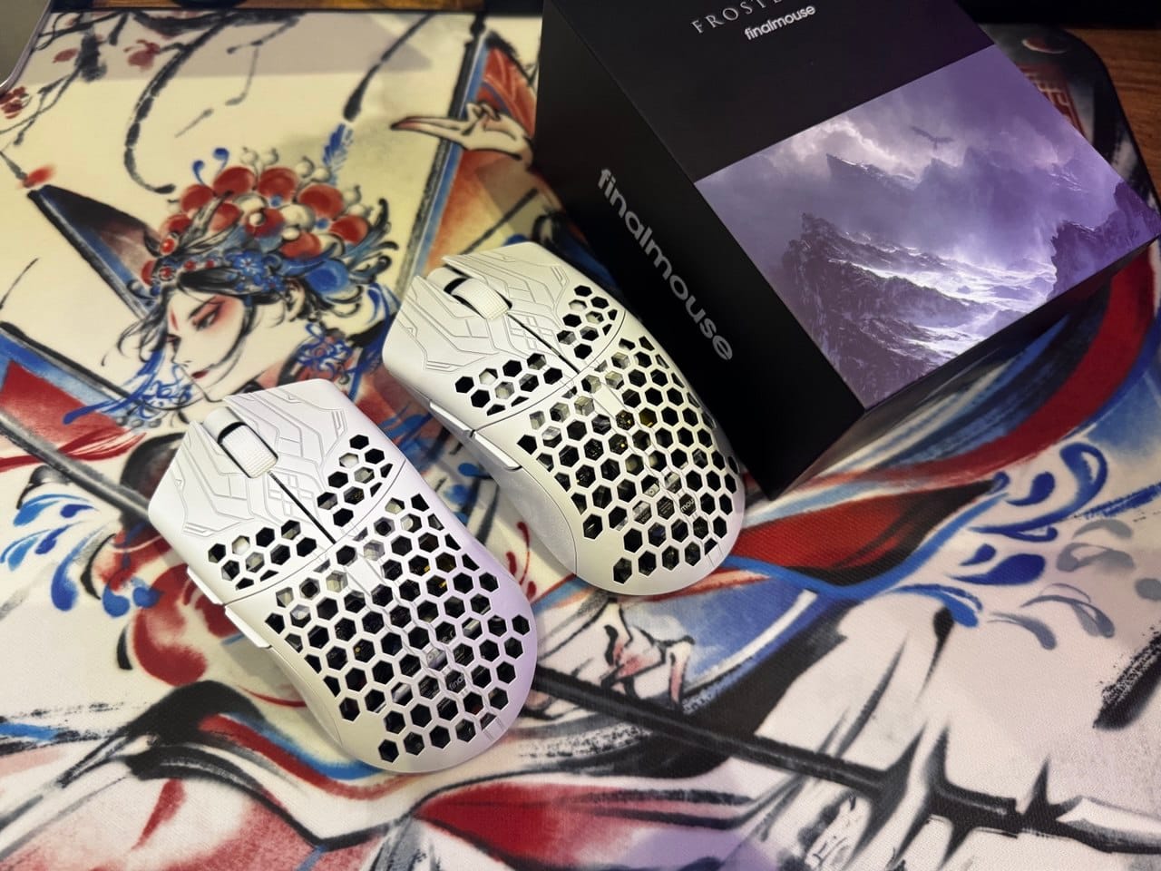 Customer photo review of Finalmouse ULX Frostlord Karbon Fiber Wireless Mouse
