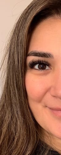 Nahaufnahme des Auges einer Kundin, die das Ergebnis des LASH BABY STARTER KITs mit langen, dichten Wimpern zeigt.