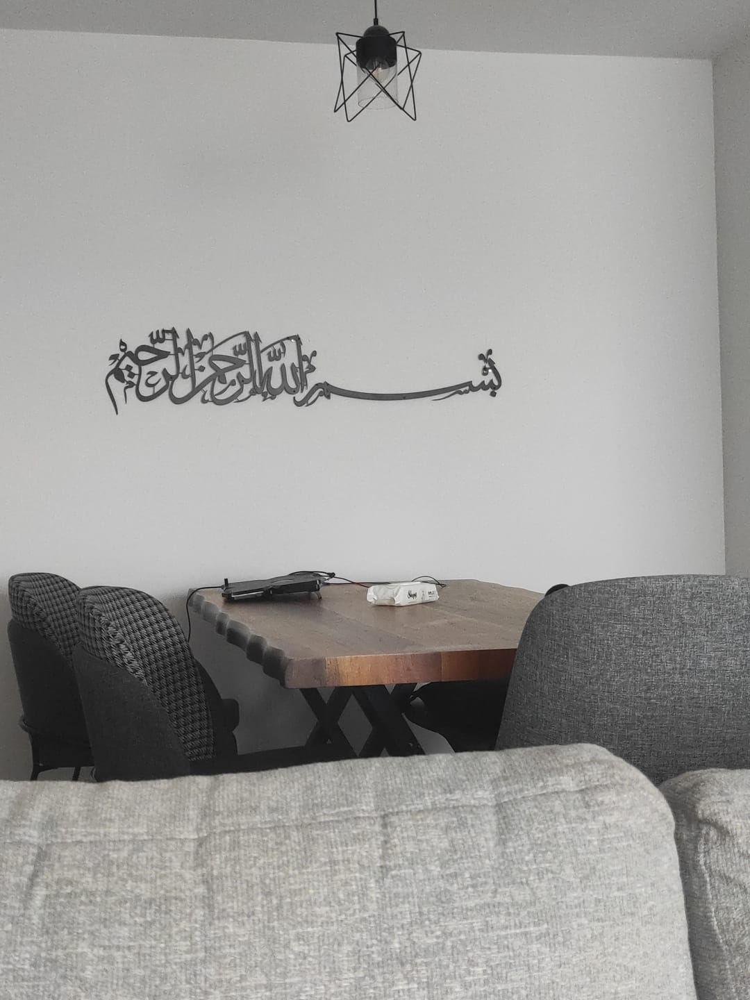 Customer photo review of Besmele Yazılı Metal Tablo – Arapça Sülüs Hat İslami Duvar Dekoru