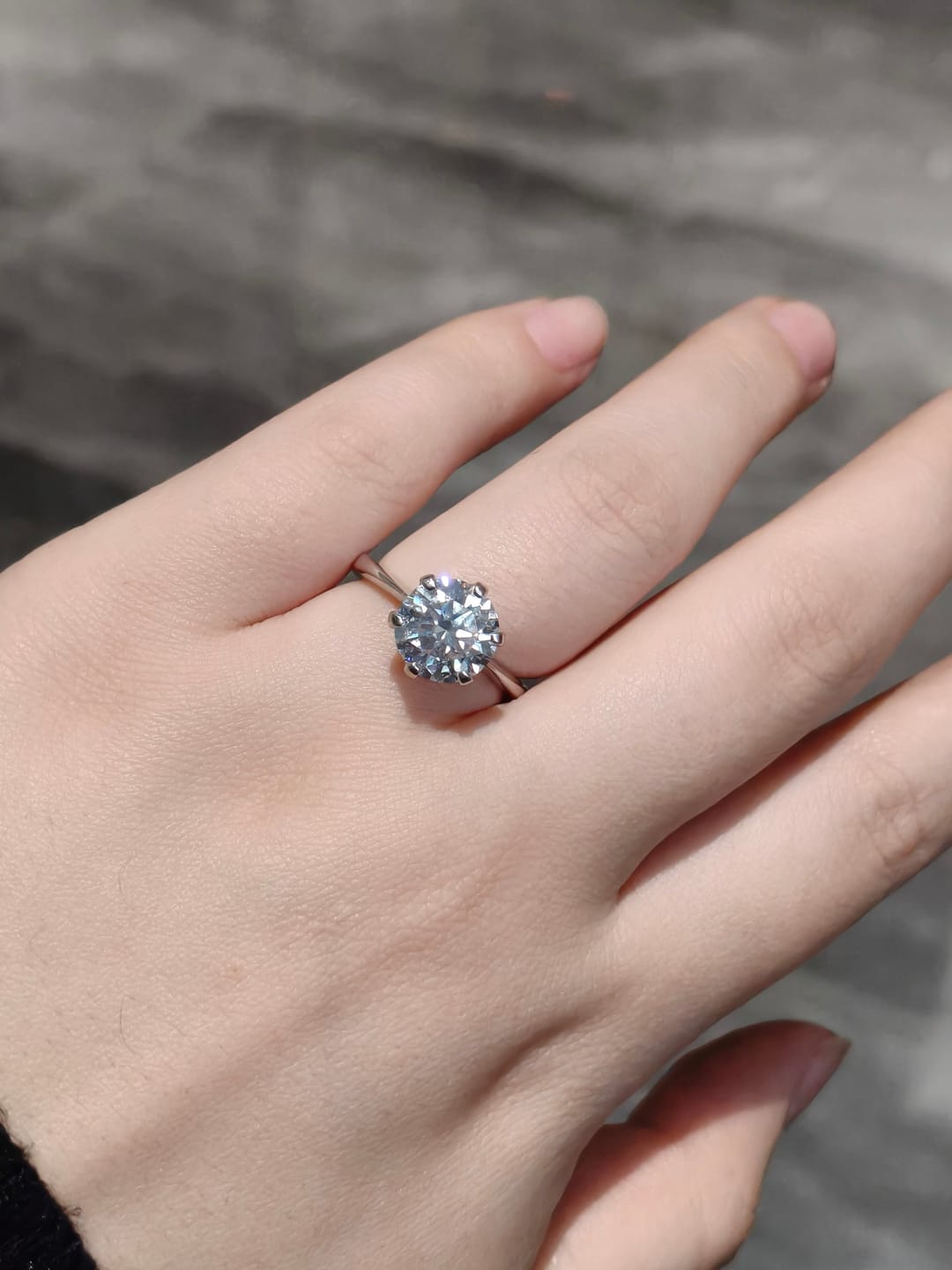 Customer photo review of Rodiffy Moissanite 2.0 Ct ～3.0Ct Round Cut 6 Prong White Gold Engagement Ring