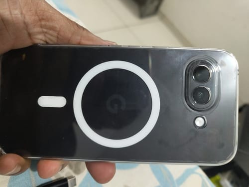 Reviewer holding a phone in the Anti Yellow Magsafe Clear Case, showing the white magnetic ring on the back.