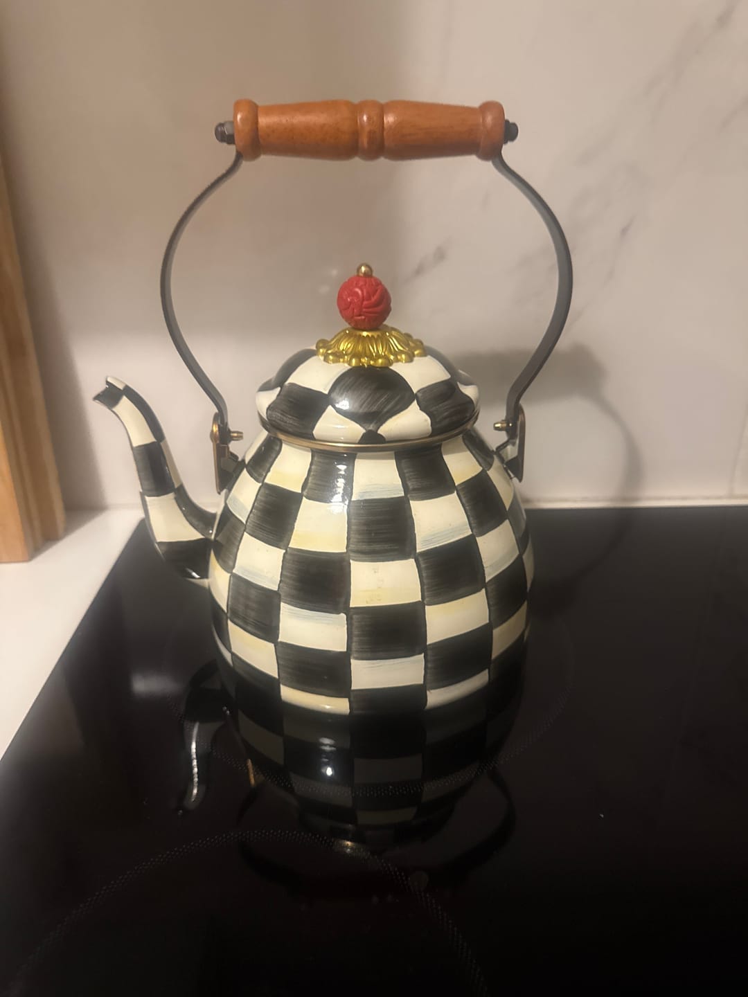 Customer photo review of Iconic Black & White Courtly Check Enamel Tea Kettle 1,89L by MacKenzie-Childs
