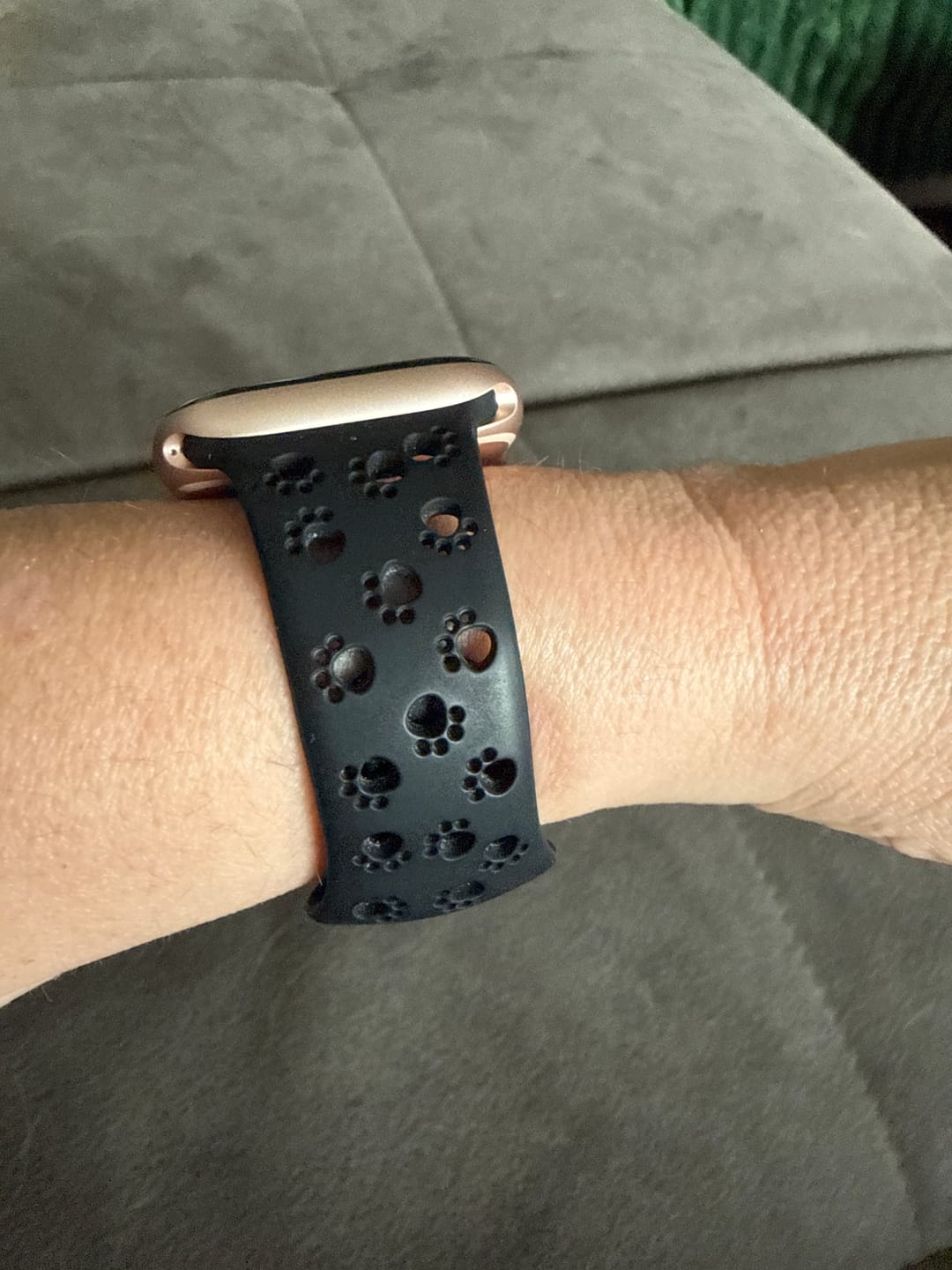 Customer photo review of Apple Watch Silikonband "Pfoten"