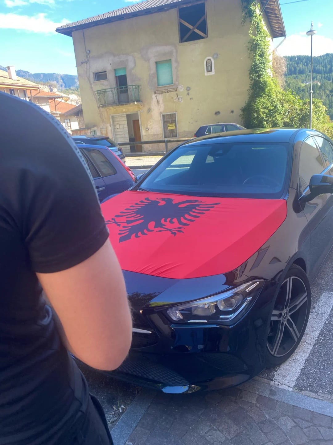 Customer photo review of Drapeau Capot Albanie 🇦🇱
