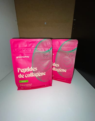 Photo d'un client de deux sachets roses de Peptides de Collagène saveur matcha.