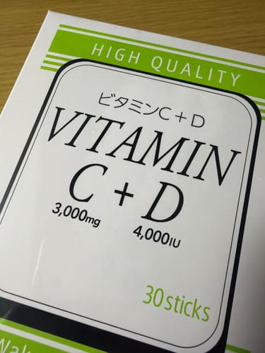 レビュー投稿者が撮影した「ビタミンC+D」の箱のアップ。白地に緑のデザインで、「30 sticks」と書かれている。
