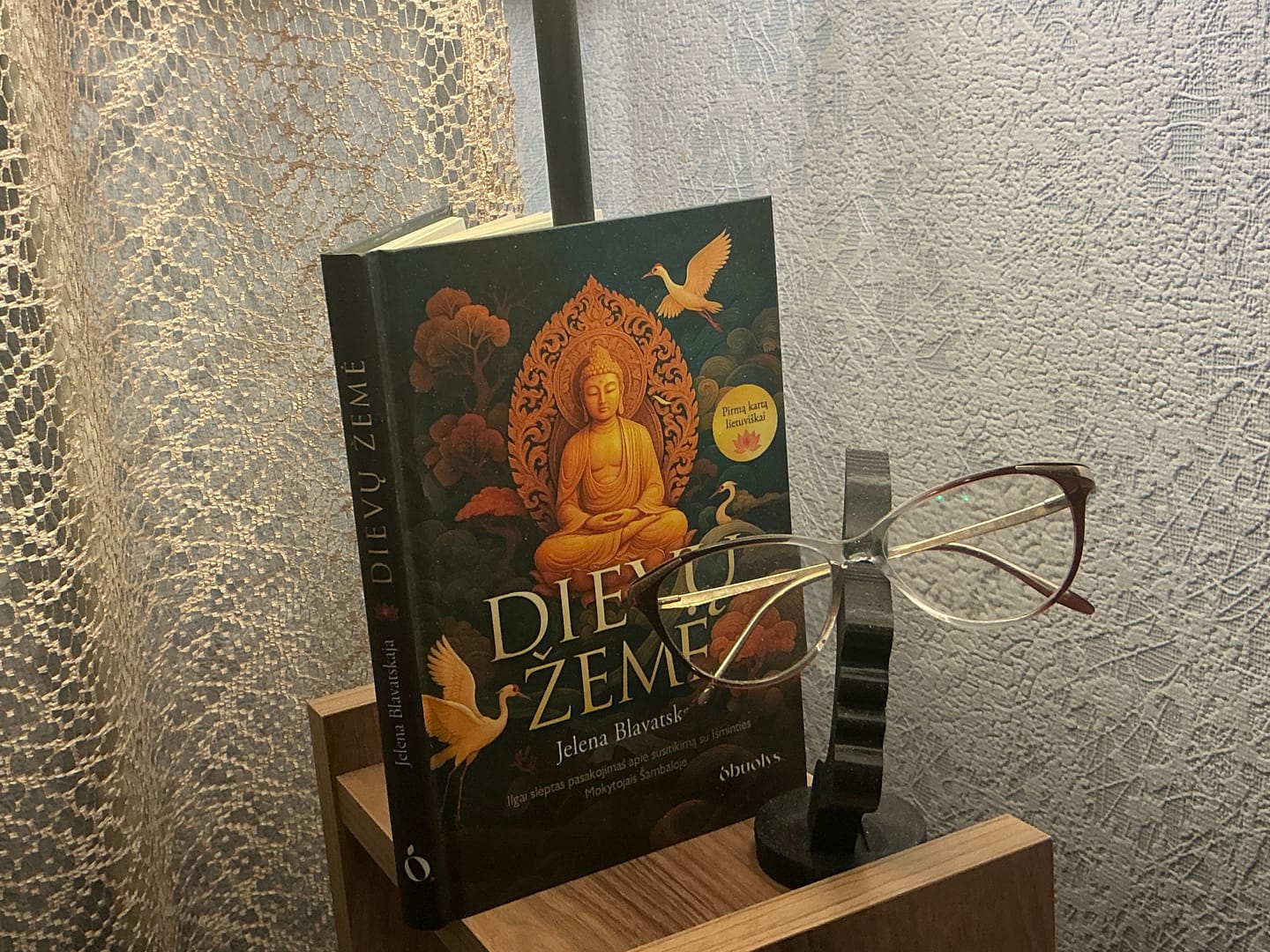 Customer photo review of Dievų žemė: ilgai slėpti pasakojimai apie apsilankymą Šambaloje pas Išminties Mokytojus