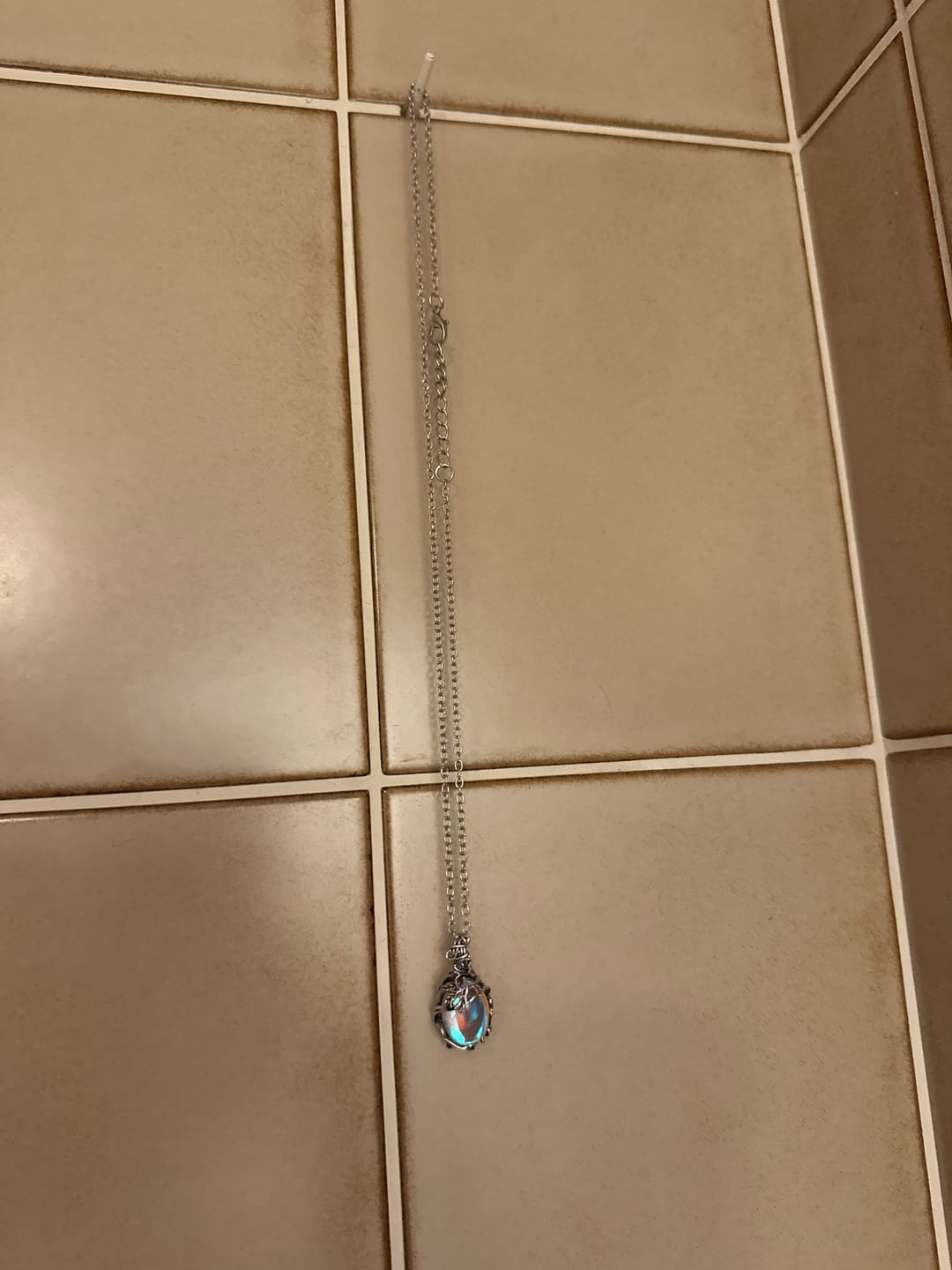 Customer photo review of Mondstein Halskette - Draht-Anhänger