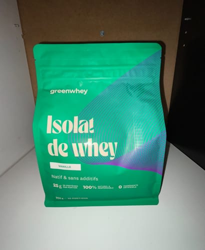 Client montrant son sachet vert d'Isolat de Whey Native, saveur vanille.