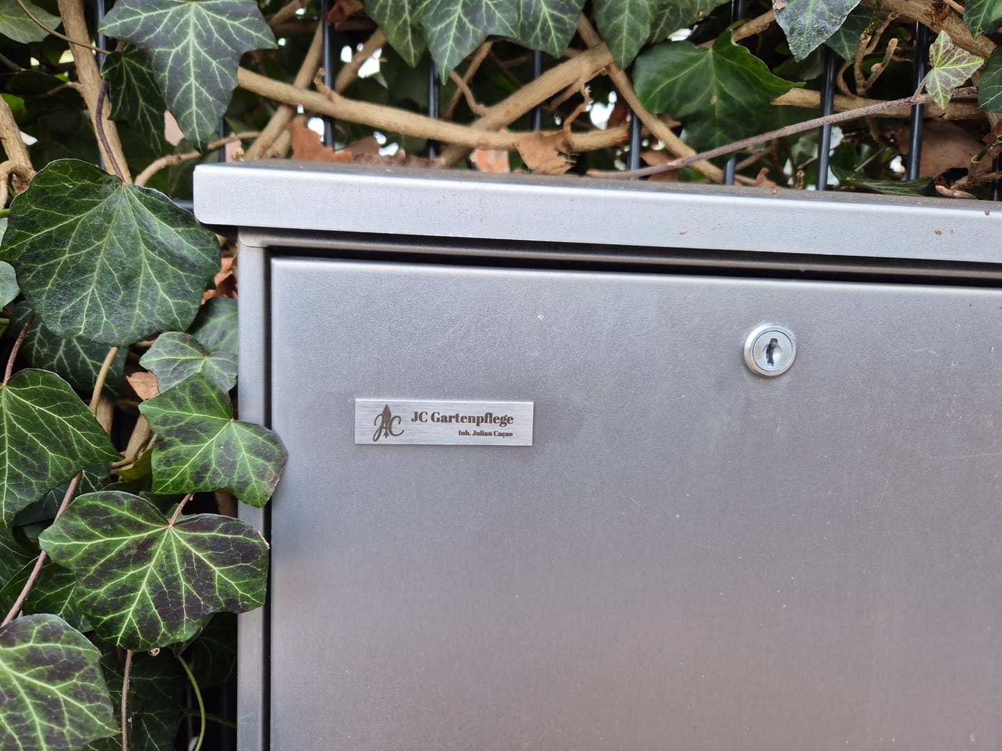 Customer photo review of V2A Edelstahlschild in verschiedenen Größen, individuell personalisierbar.