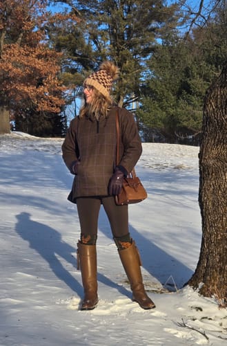 Reviewer wearing the Piper Pocket Leggings in Bracken as part of a warm winter outfit in the snow.