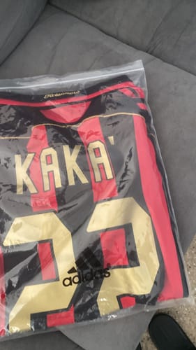 Reseña con foto de un cliente sobre Jersey AC Milan Local 06/07 – Kaká 22