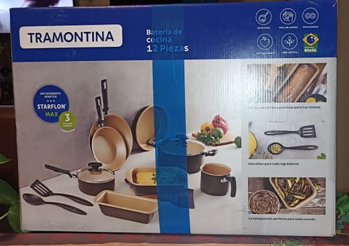 Cliente mostrando la caja de la Batería de Cocina Tramontina de 12 Piezas.