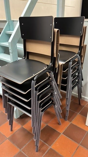 Customer photo review of Workliving School Eetkamerstoel - Houten Design Zwart
