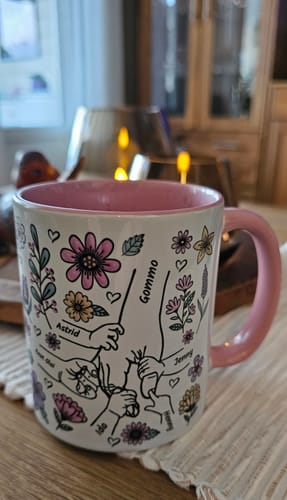 Kundens personliga Kärleksmugg med rosa insida och ett vackert tryck med händer och blommor.