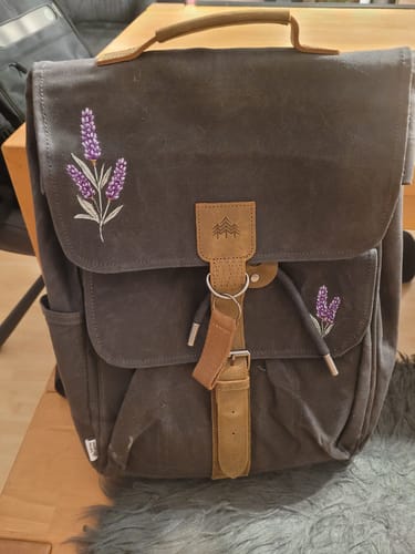 Kundenfoto des dunklen Daypack Acadia - Lavenda mit violetter Lavendelstickerei.
