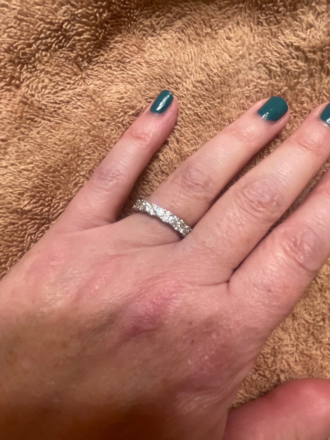 Customer photo review of S925 Moissanite 2.5 Ct Round Cut Full White/Green Stone Wedding Band for Women
