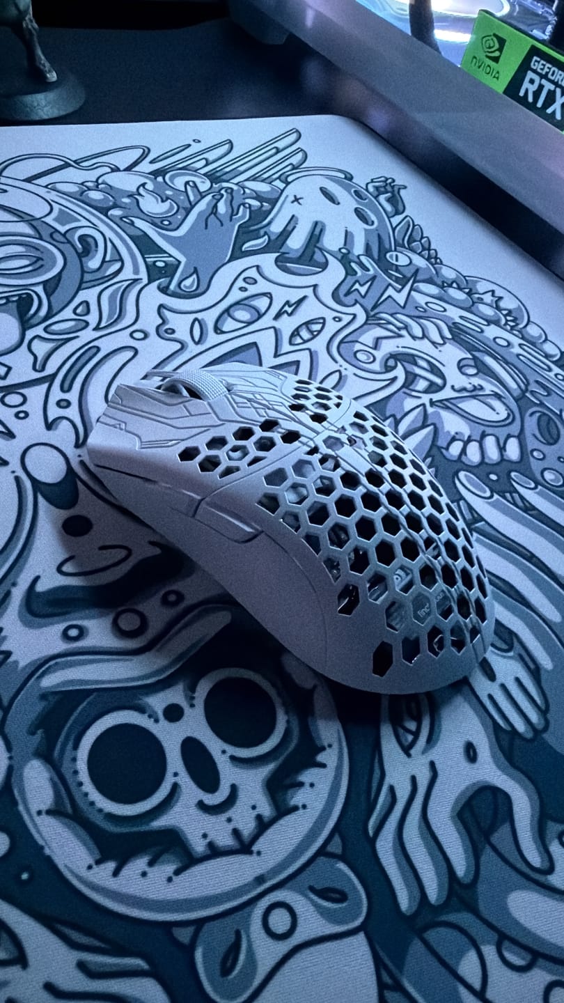 Customer photo review of Finalmouse ULX Frostlord Karbon Fiber Wireless Mouse