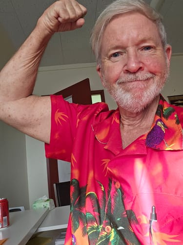 レビュー投稿者がGLP-1ダイエット マンジャロで減量後、笑顔で力こぶを見せている様子。