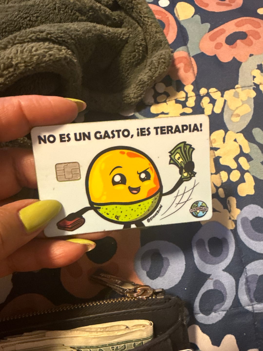 Customer photo review of No es un Gasto, es Terapia - Sticker para Tarjeta de Crédito