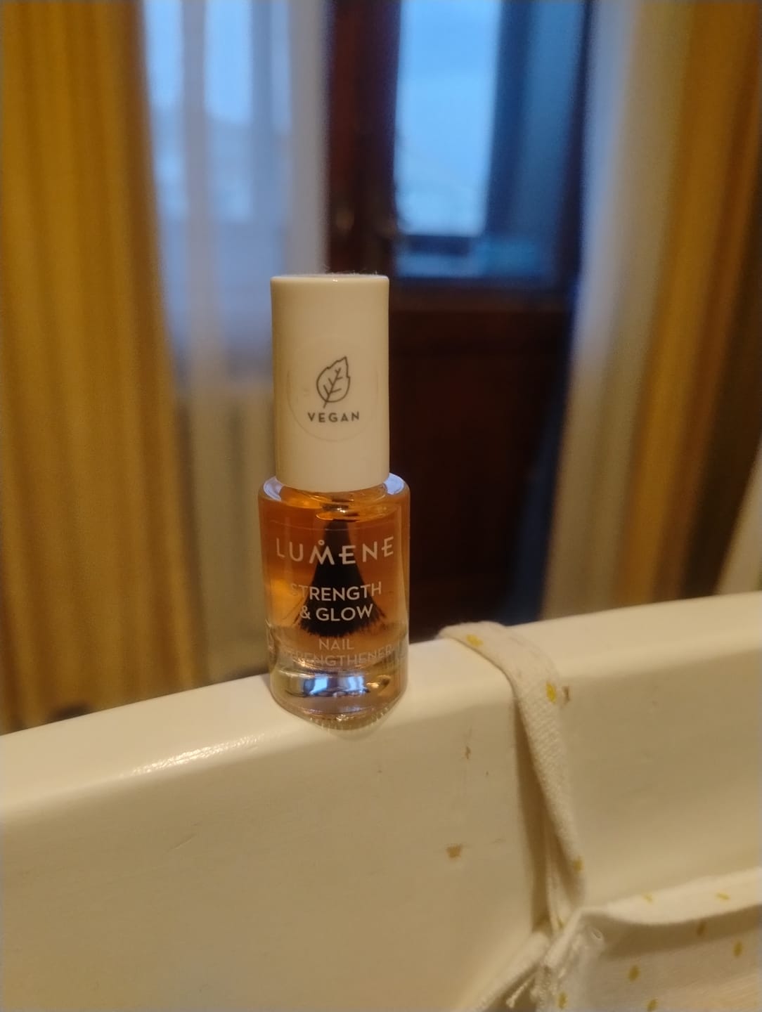 Customer photo review of Ускоряващ растежа заздравител за чупливи нокти Lumene Strength & Glow