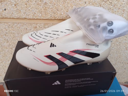 Customer photo review of Predator 24 Elite Laceless FG Predstrike  - Blanc/Or