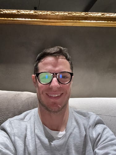 Un cliente sorridente in un selfie inviato con la sua recensione.