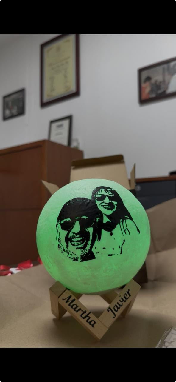 Customer photo review of Lámpara Luna RGB (Touch) 15 cm diámetro con Foto