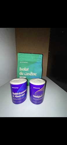 Photo d'un client montrant le pack avec l'Isolat de Caséine, les Multivitamines et les Oméga 3.