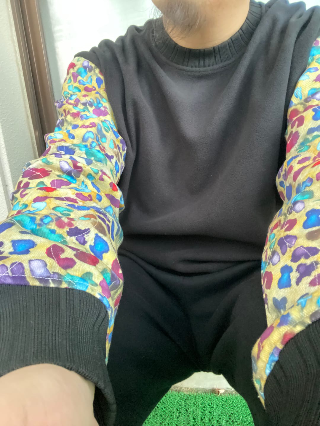 Customer photo review of Karaku×川又聡「夢豹」豹柄プリントキルト袖切替フリースプルオーバースウェット
