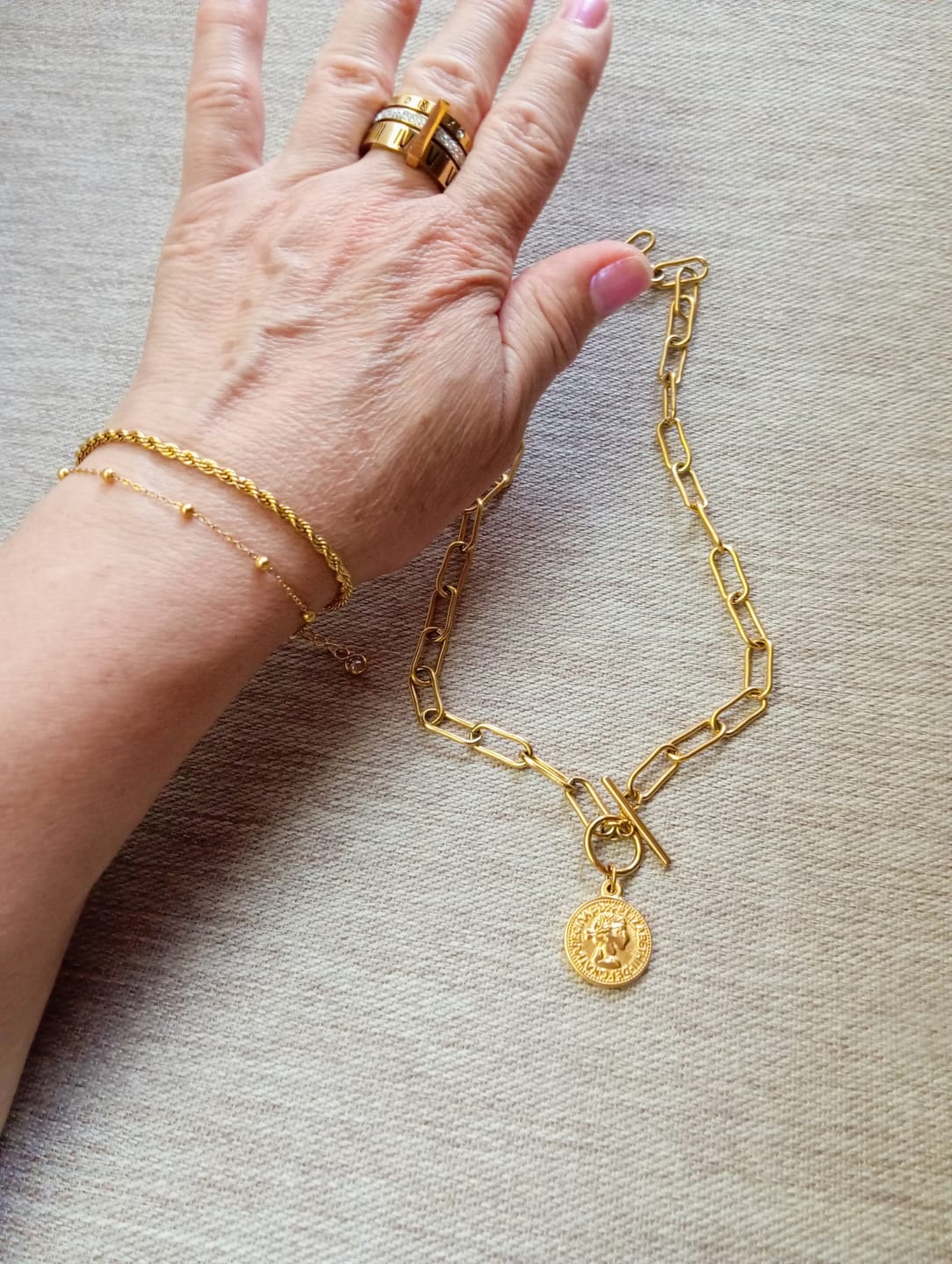 Customer photo review of Colar London Cents Banhado em Ouro 18K