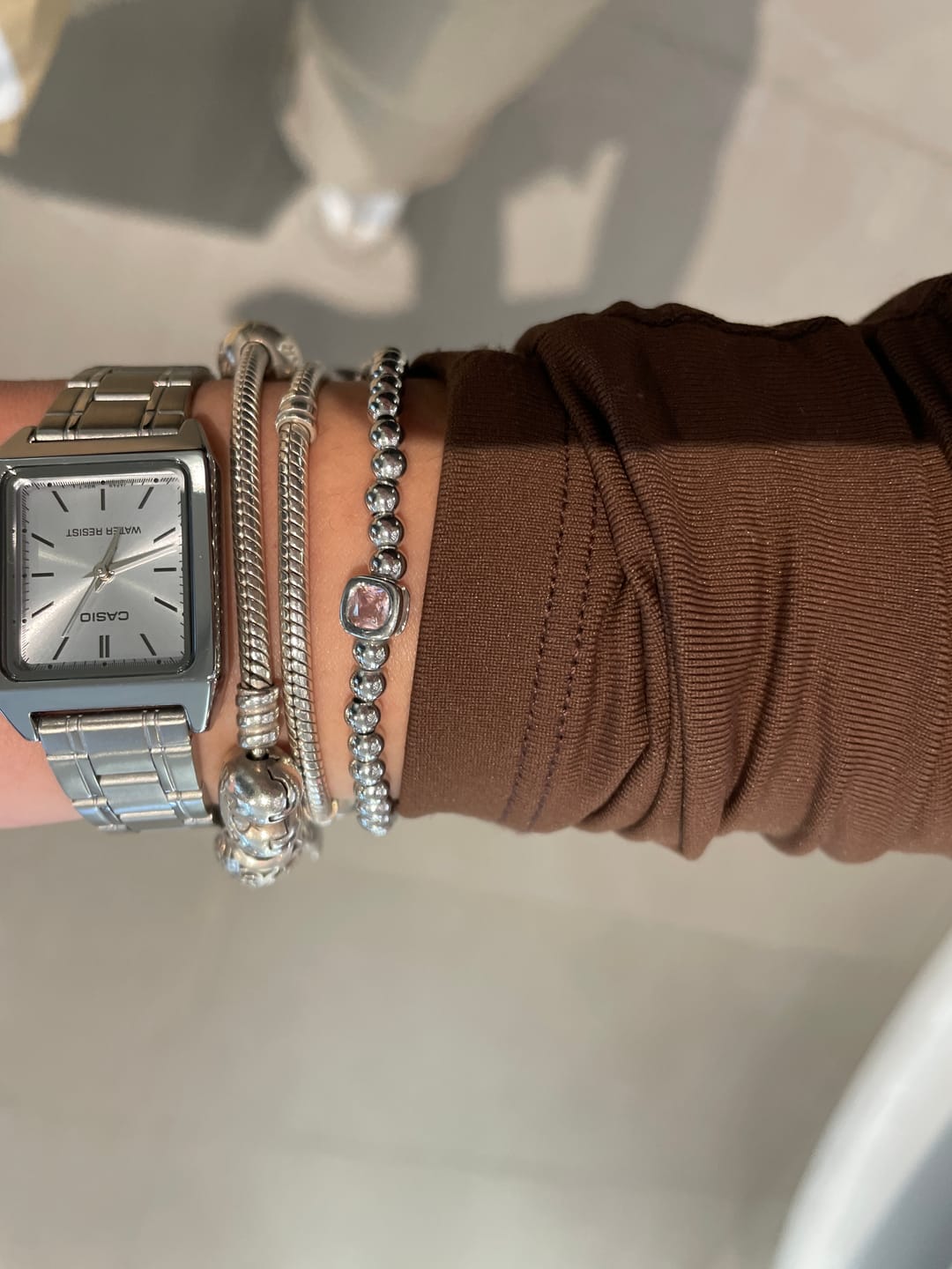 Customer photo review of Pulsera Plateada Bolitas Birthstone Cuadrado