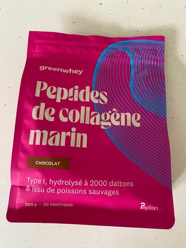 Client montrant le sachet rose vif des Peptides de Collagène Marin, saveur chocolat.