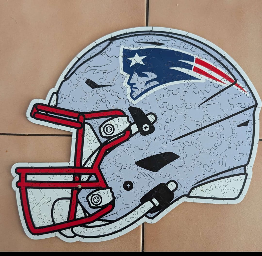 Customer photo review of New England Patriots™ Helm - Holzpuzzle