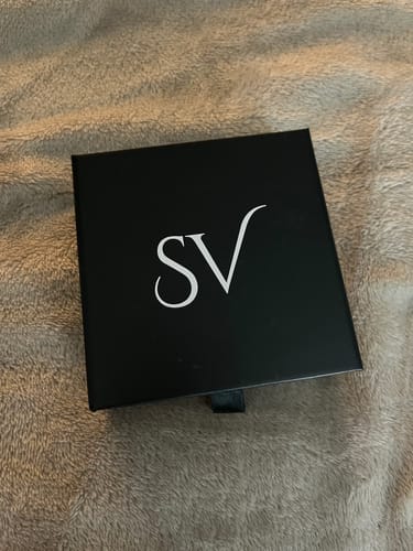 Empaque del cliente para la Cadena Fígaro 3mm, una caja negra con el logo SV.