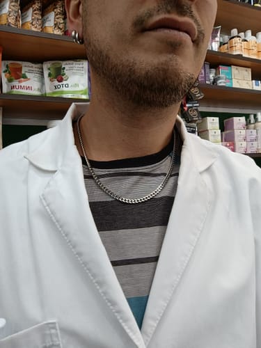 Cliente luciendo la Cadena Miami Cuban de 5mm sobre una camiseta y bajo una bata blanca.