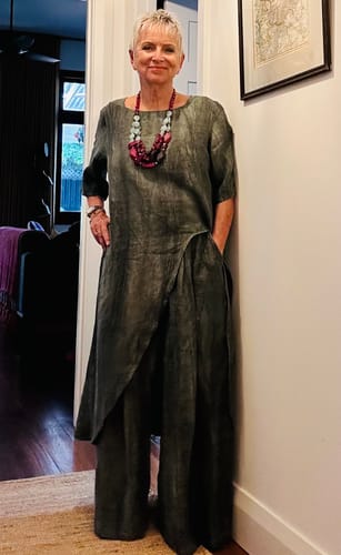 Reviewer wearing the complete loose linen suit, showing its asymmetrical tunic and wide-leg pants.