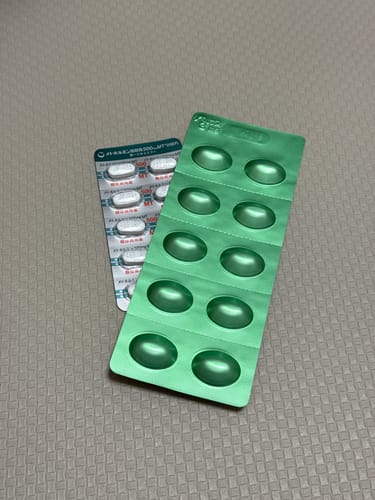 レビュアーのアンチエイジングセット。緑色のリベルサスと銀色のメトホルミンのブリスターパック。