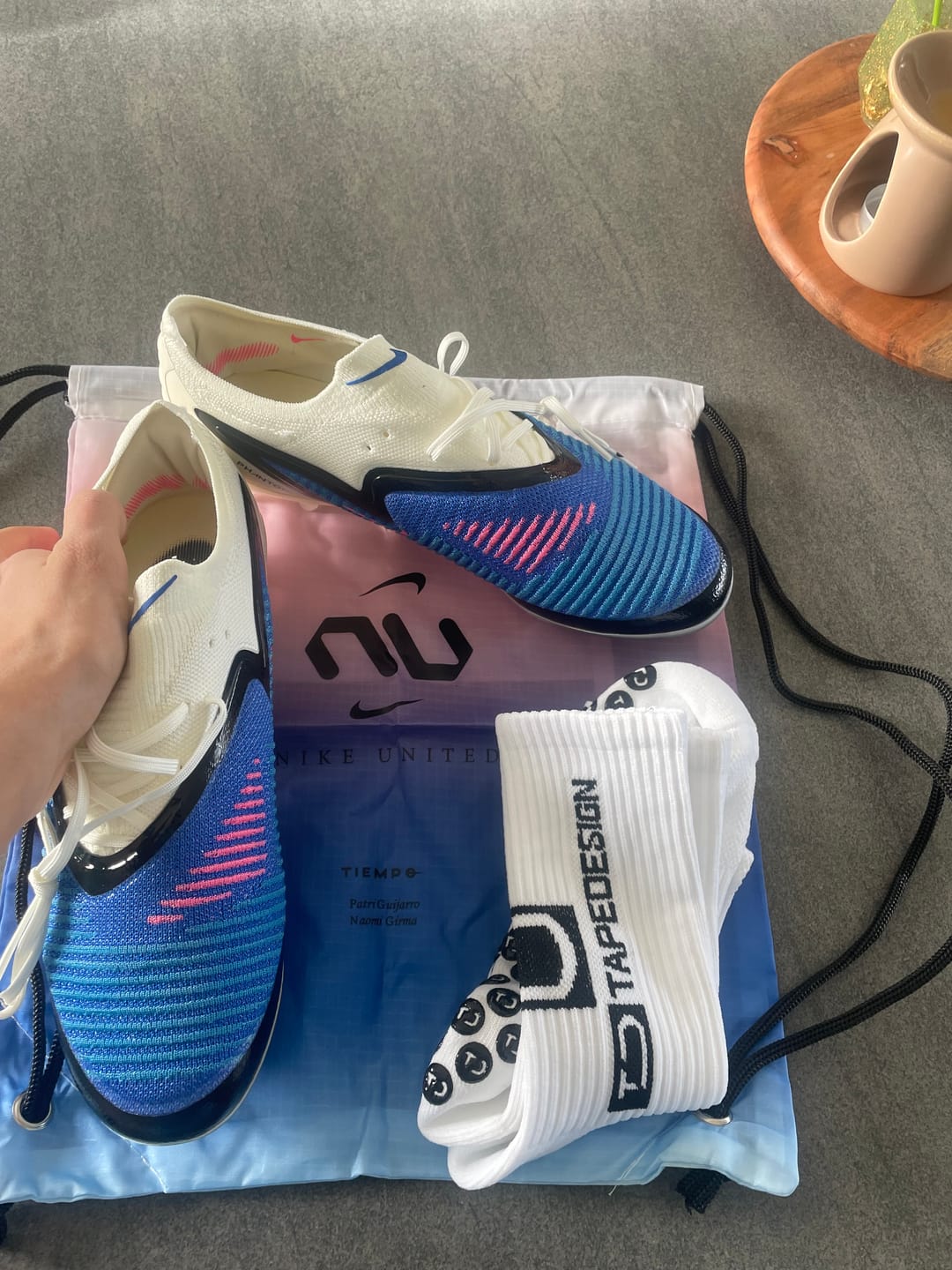 Customer photo review of Phantom 6 Elite Low Cut FG Attack Pack - Bleu/Banc/Noir/Rose