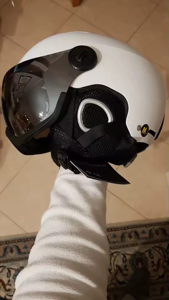 Customer photo review of Premium Skihelm mit integriertem Visier – Warm & Stoßfest
