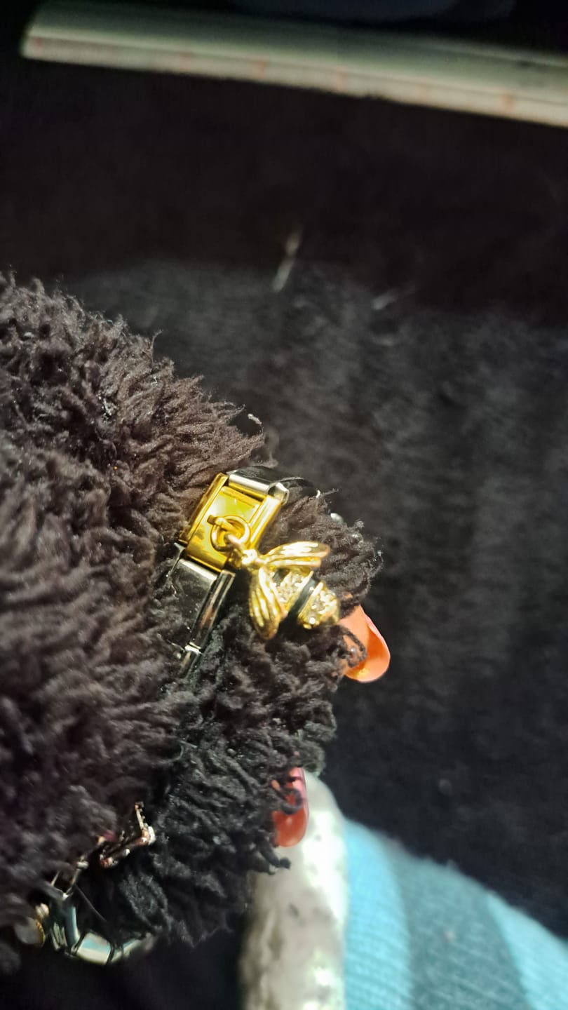 Customer photo review of Charm Colgante abeja dorada