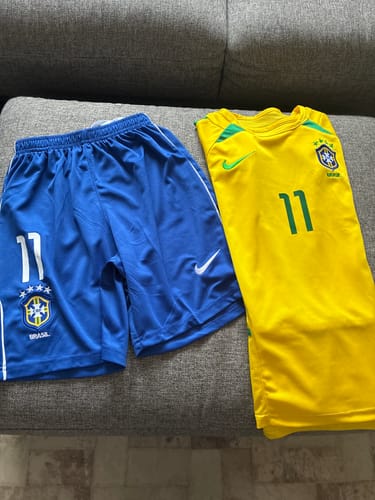 Customer photo review of Ronaldinho Gaucho Brazil 2002 Home Kids Kit – Kit Jersey for Children – | KinderTrikot | Maillot Enfant Soccer Shirt